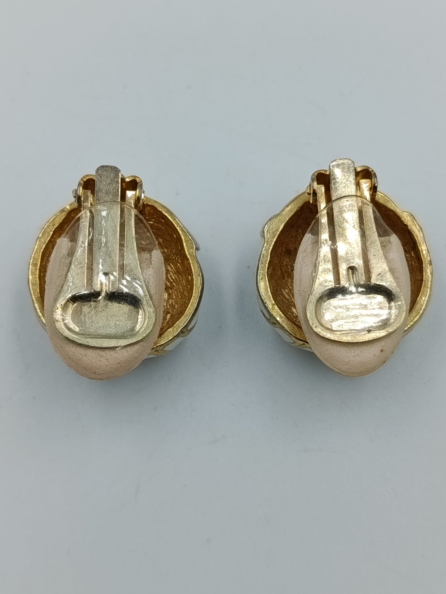 Elegante Clip-Ohrringe mit Emaille in Weiß-Gold