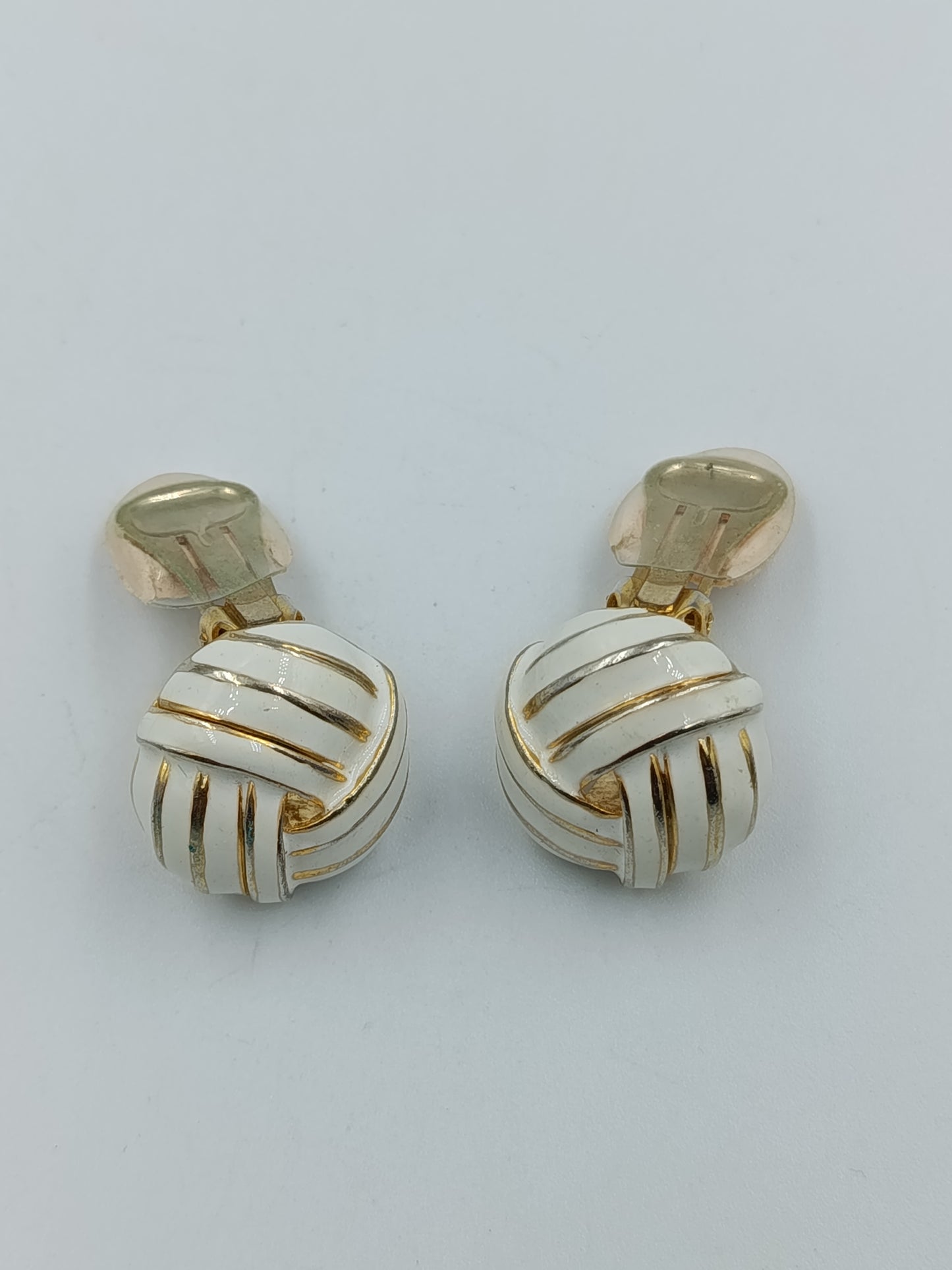 Elegante Clip-Ohrringe mit Emaille in Weiß-Gold