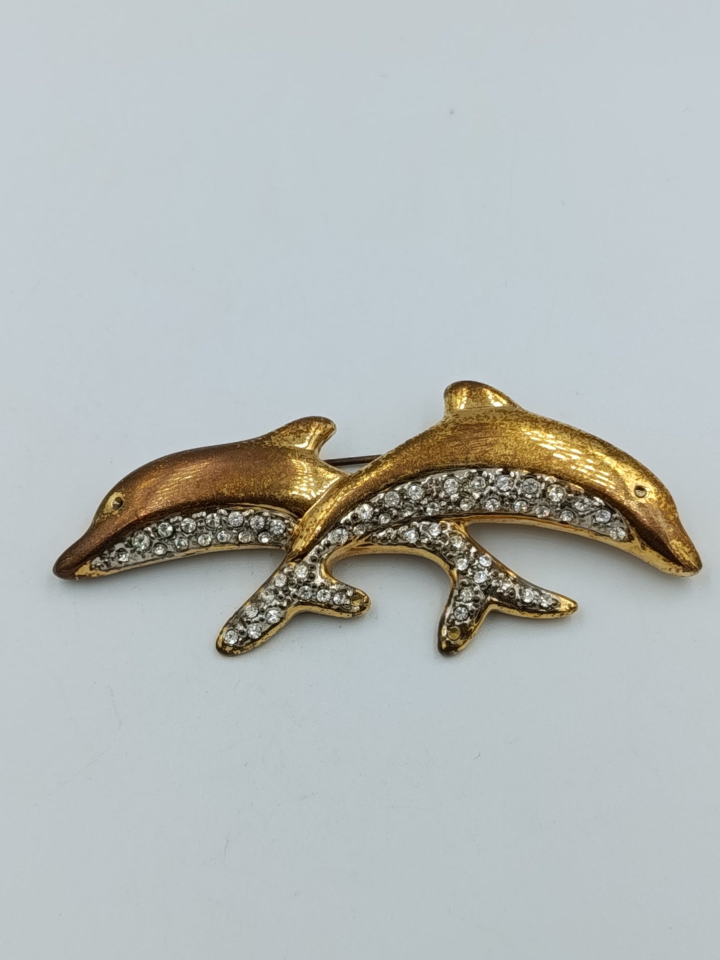 Goldfarbene Brosche „Delfine“ mit Strass