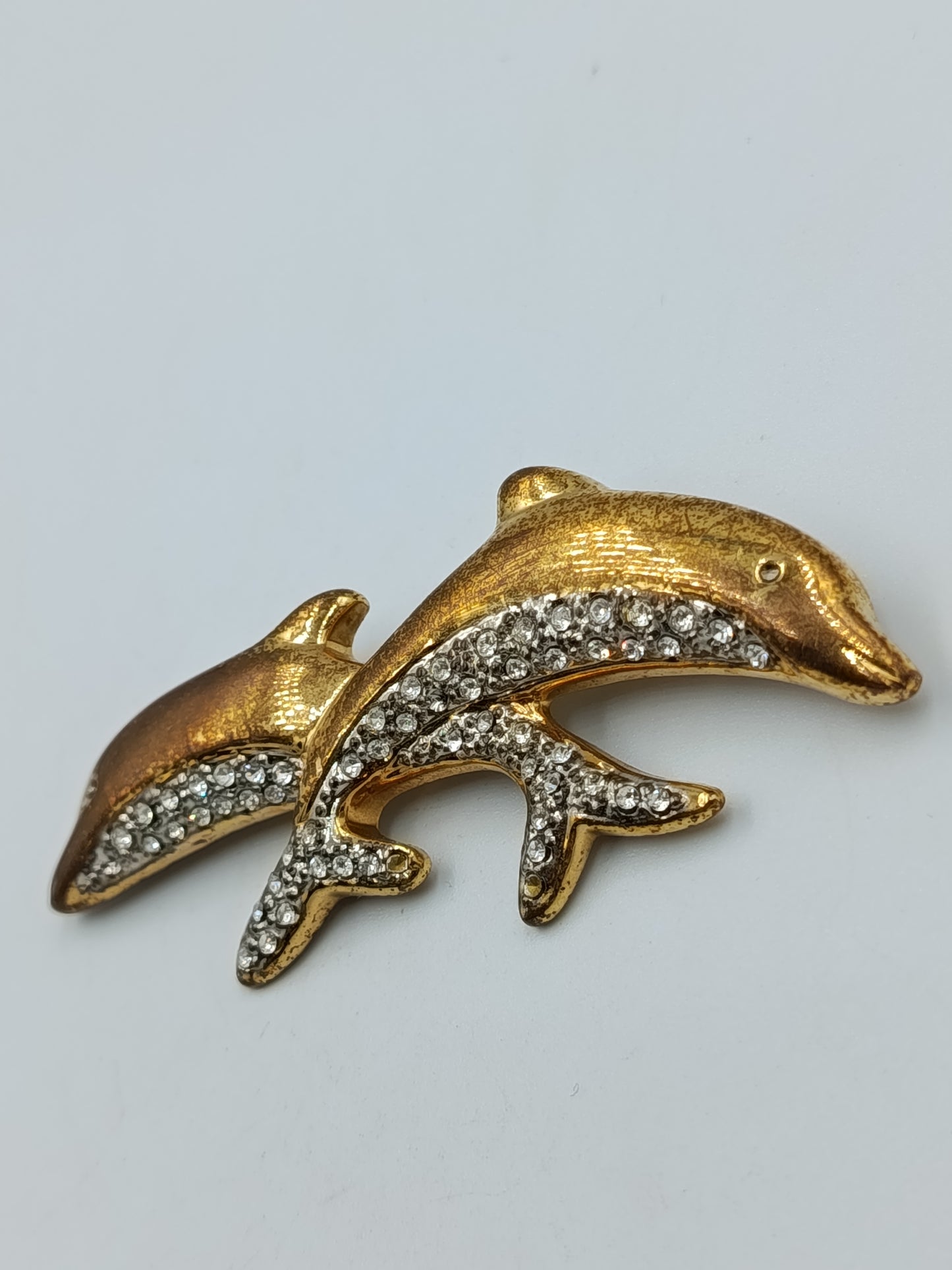 Goldfarbene Brosche „Delfine“ mit Strass