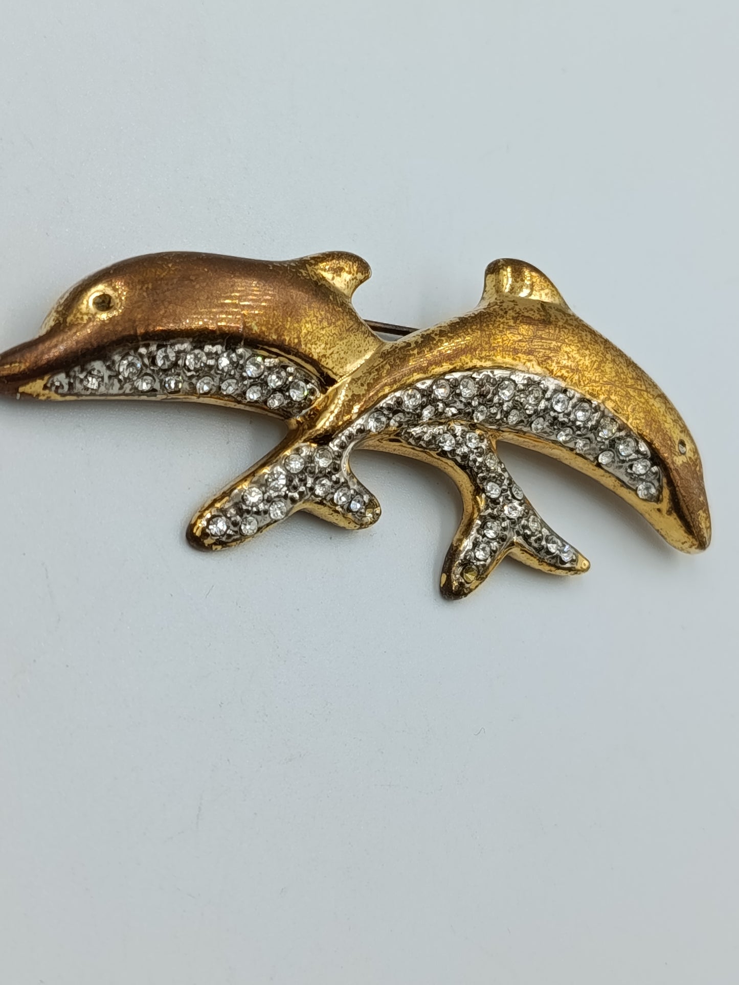 Goldfarbene Brosche „Delfine“ mit Strass