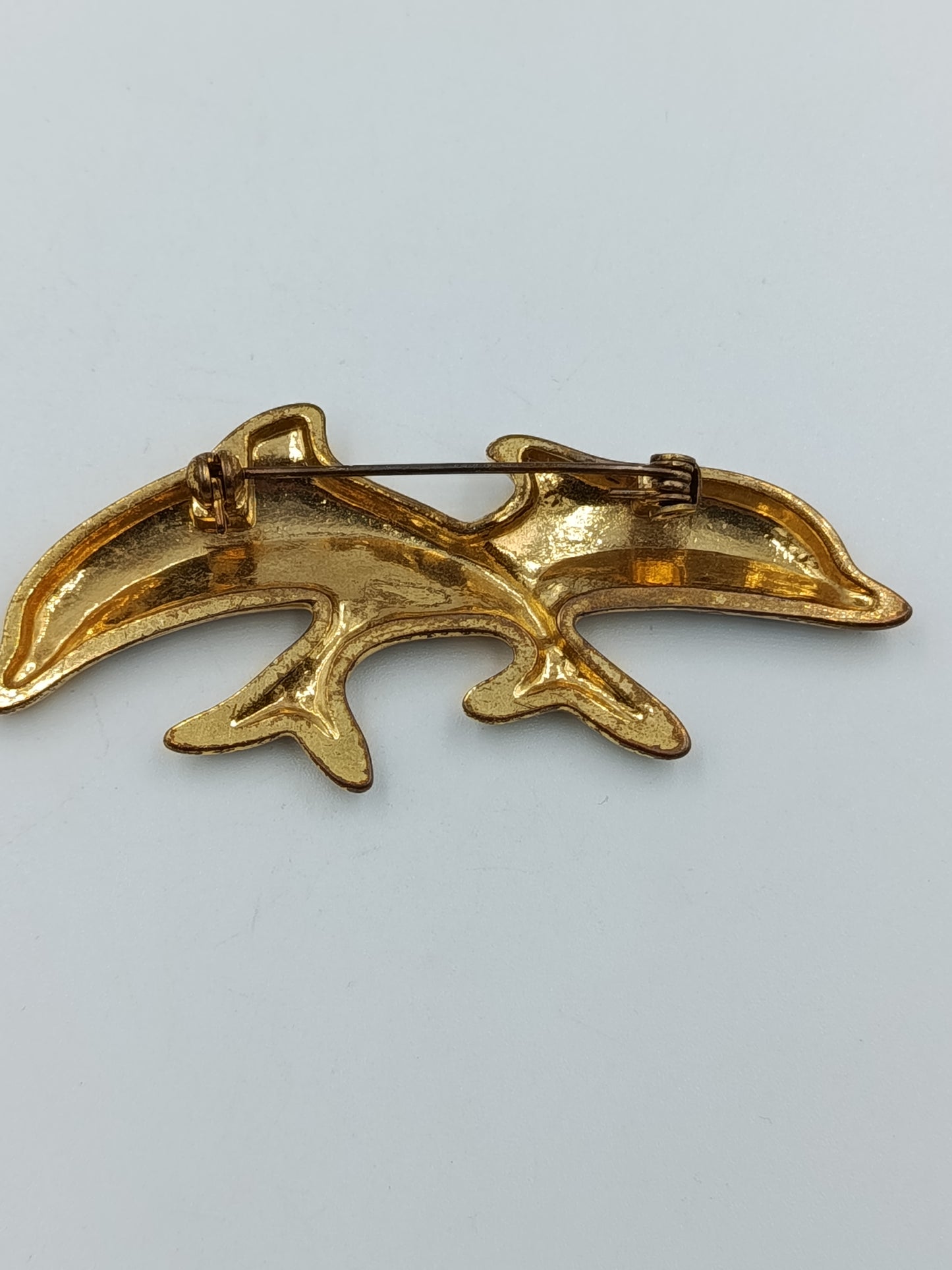 Goldfarbene Brosche „Delfine“ mit Strass