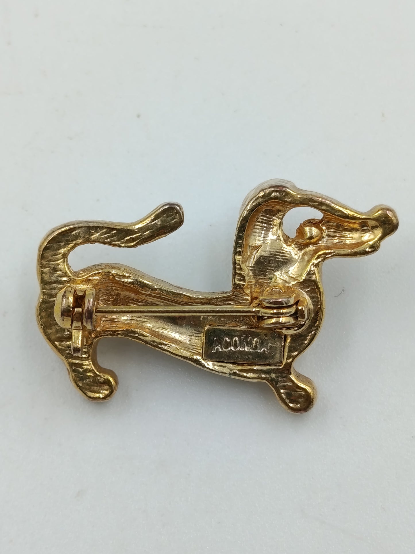 Goldfarbene Brosche „Dackel“ mit bunten Strasssteinen