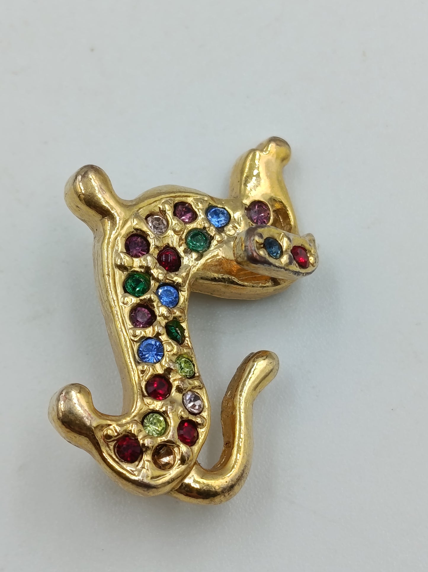 Goldfarbene Brosche „Dackel“ mit bunten Strasssteinen