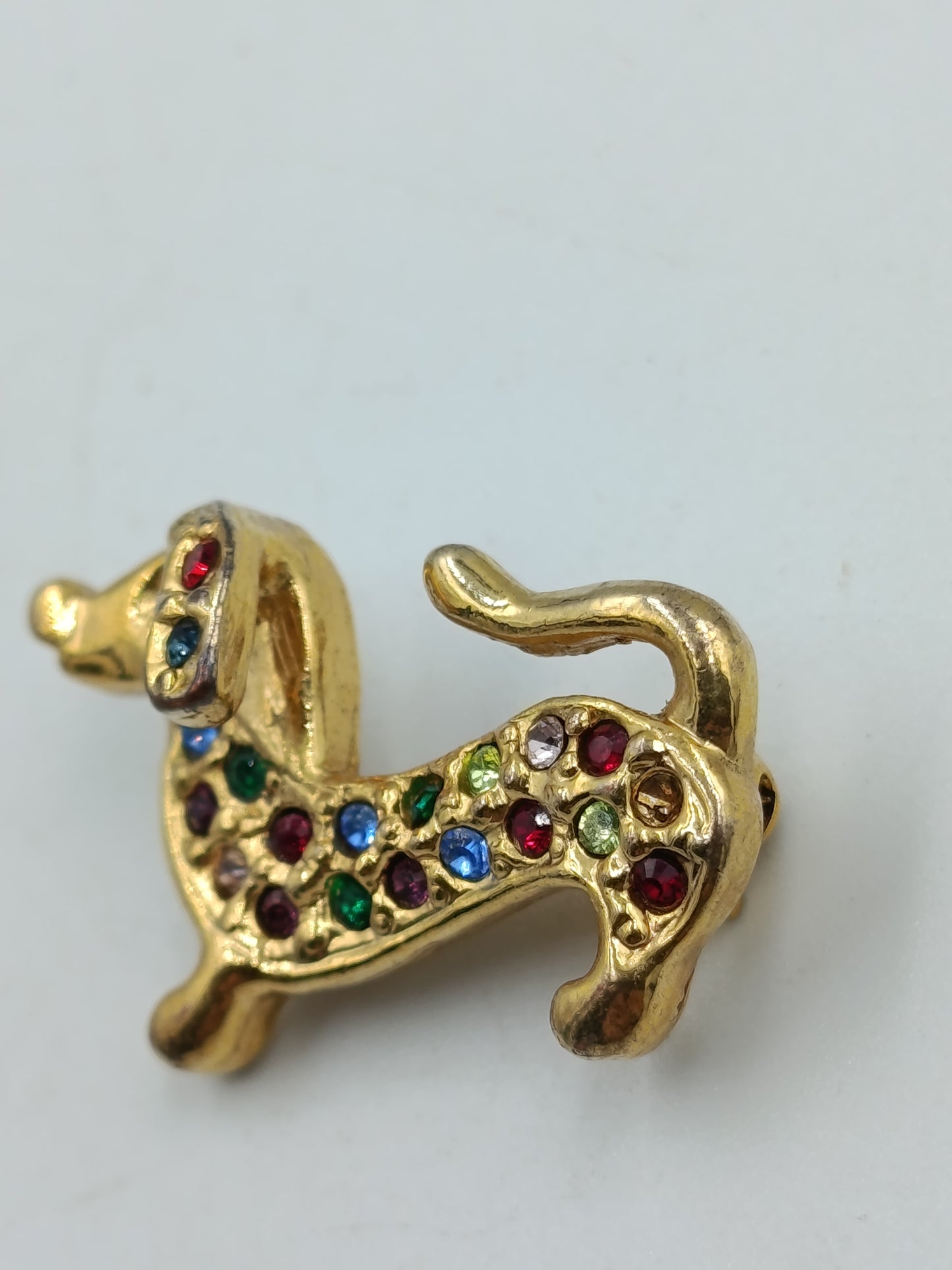 Goldfarbene Brosche „Dackel“ mit bunten Strasssteinen