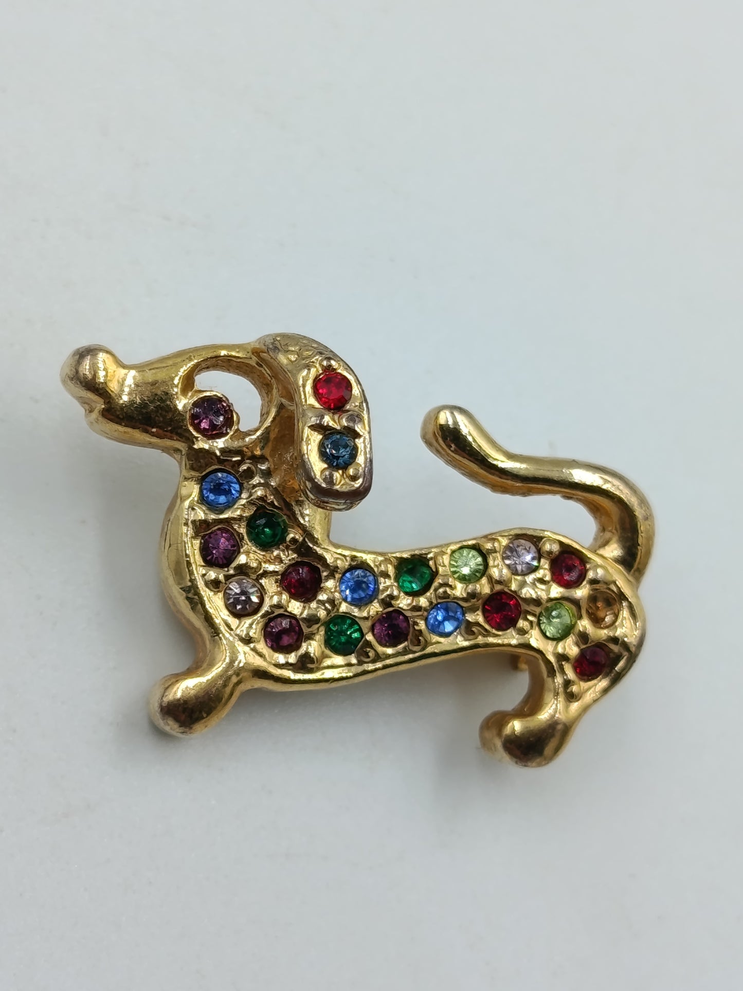 Goldfarbene Brosche „Dackel“ mit bunten Strasssteinen