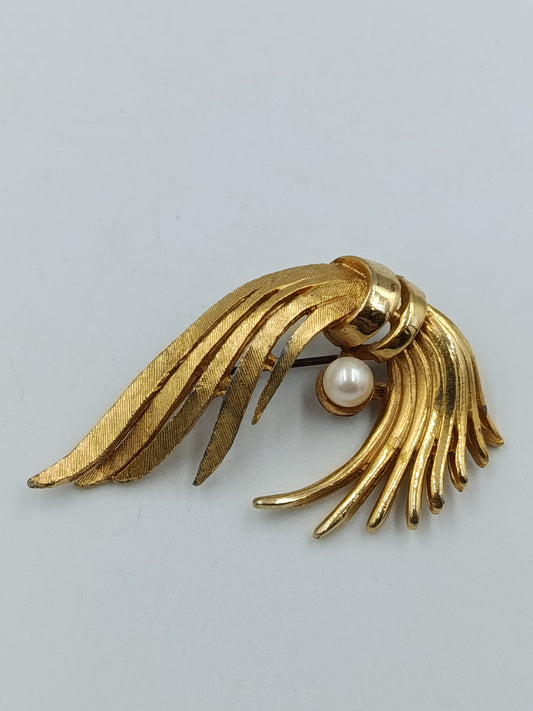Goldfarbene Brosche im Blätter-Design mit Perle