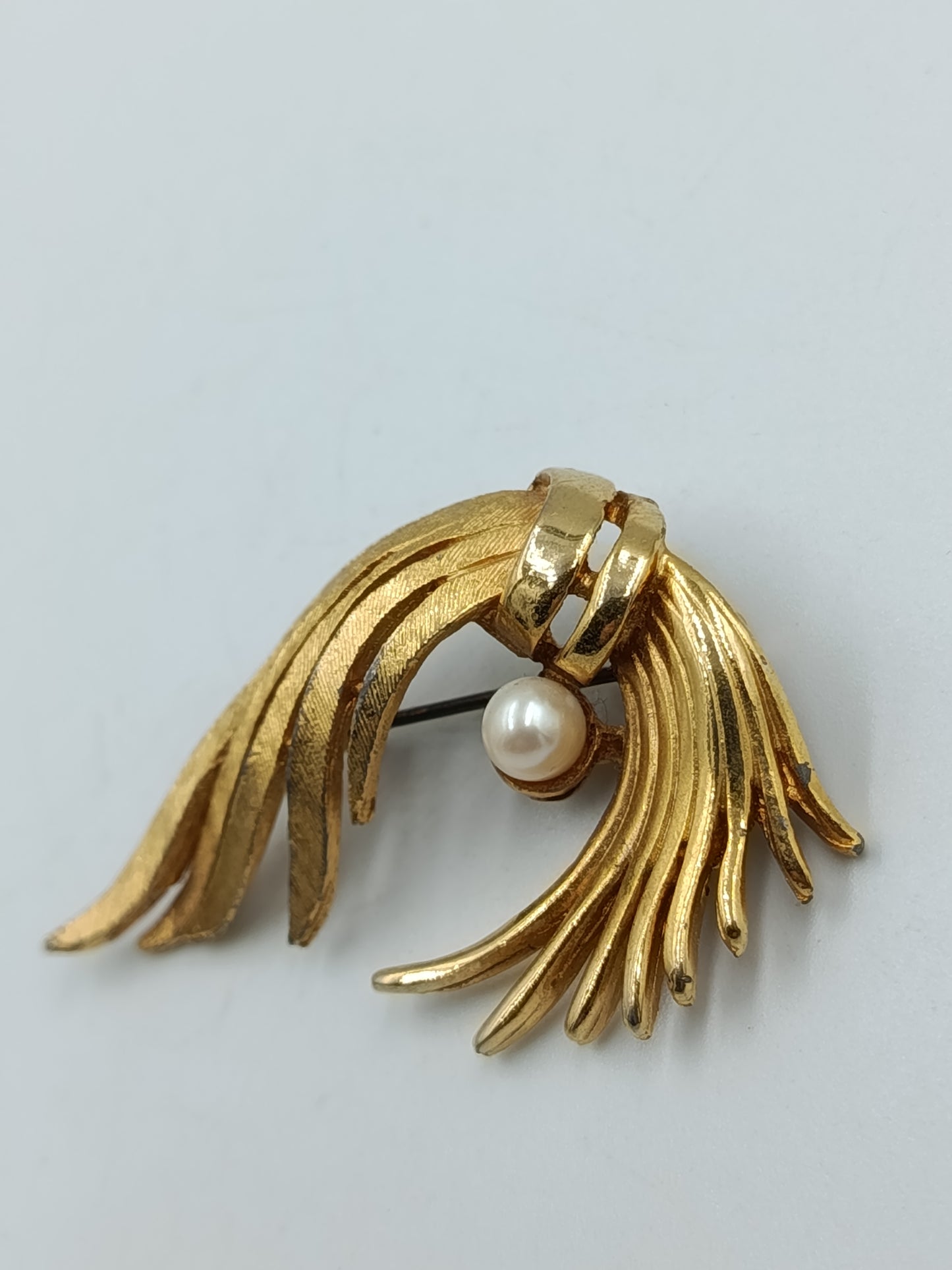 Goldfarbene Brosche im Blätter-Design mit Perle