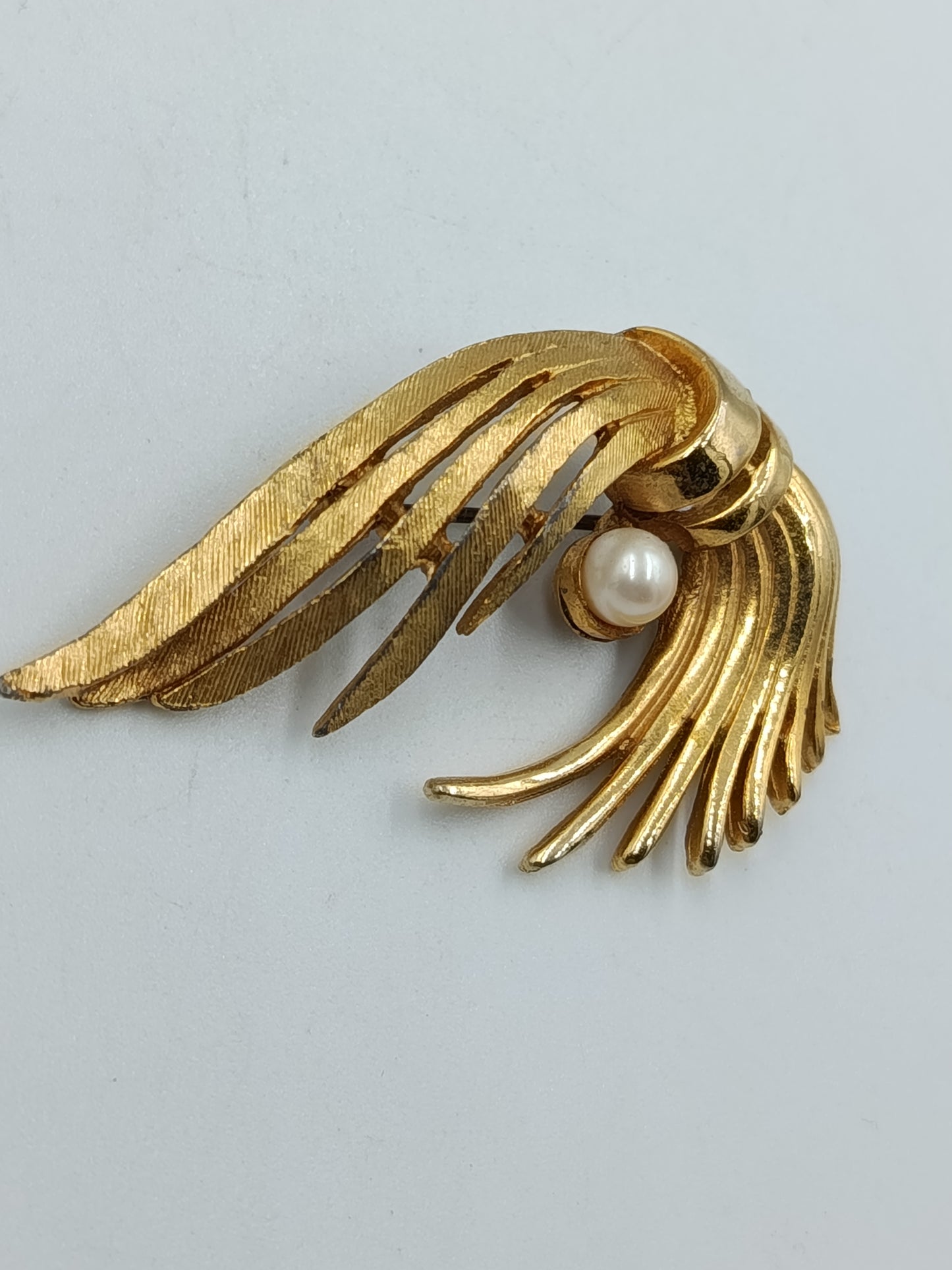 Goldfarbene Brosche im Blätter-Design mit Perle