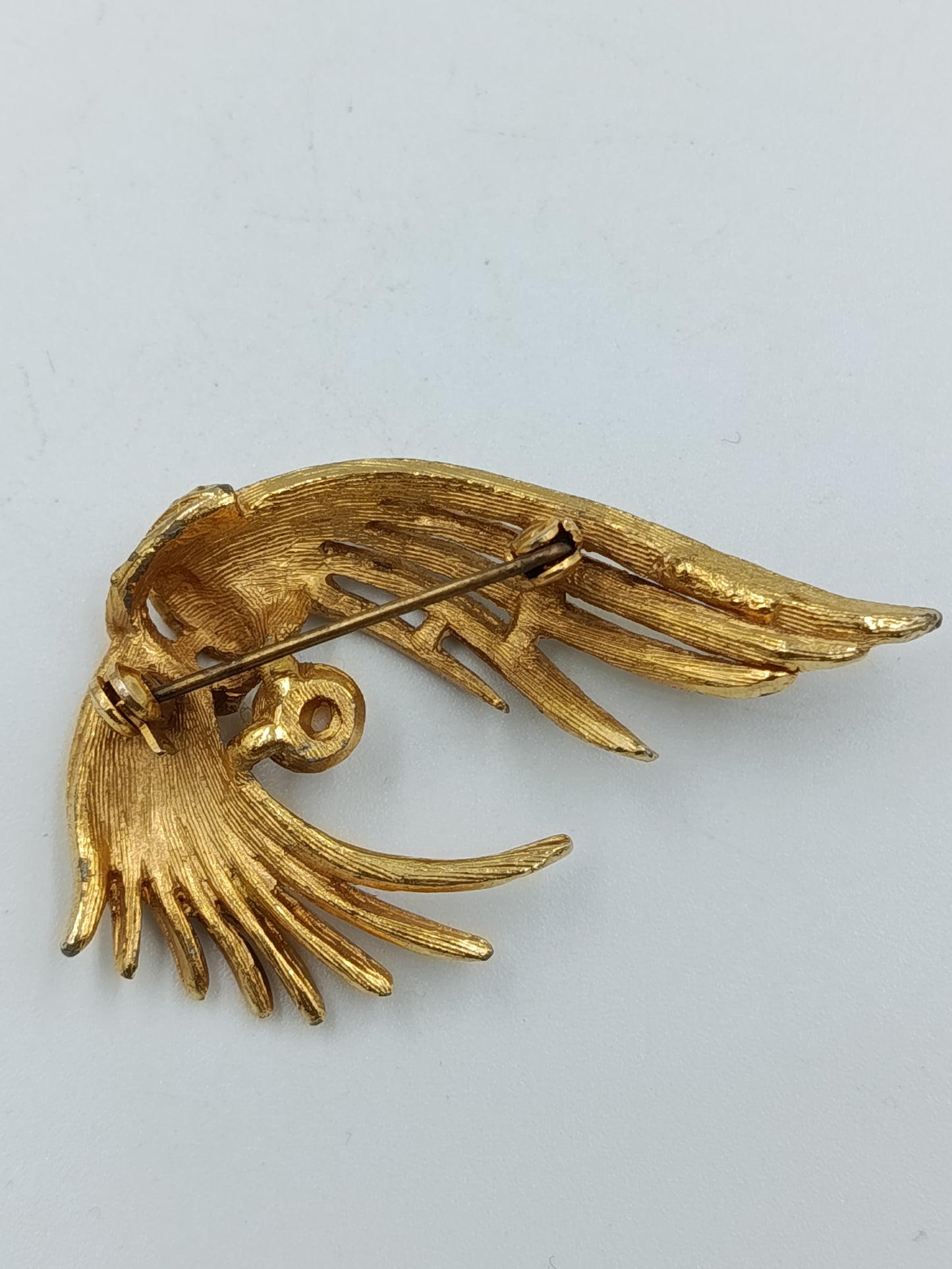 Goldfarbene Brosche im Blätter-Design mit Perle