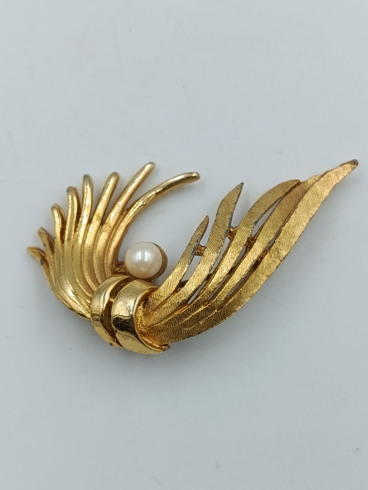 Goldfarbene Brosche im Blätter-Design mit Perle