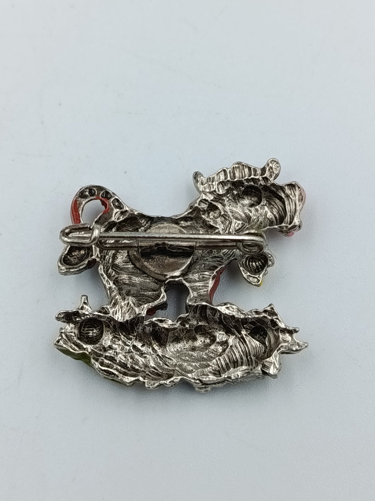 Farbenfrohe Kuh-Brosche mit Blumenmotiv