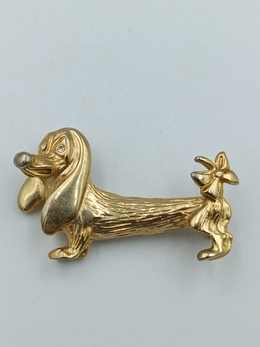 Goldfarbene Vintage-Brosche mit floralem Schwungdesign