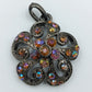 Vintage-Anhänger mit bunten Strasssteinen im Blüten-Design