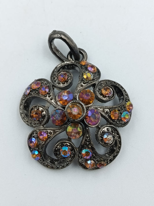 Vintage-Anhänger mit bunten Strasssteinen im Blüten-Design