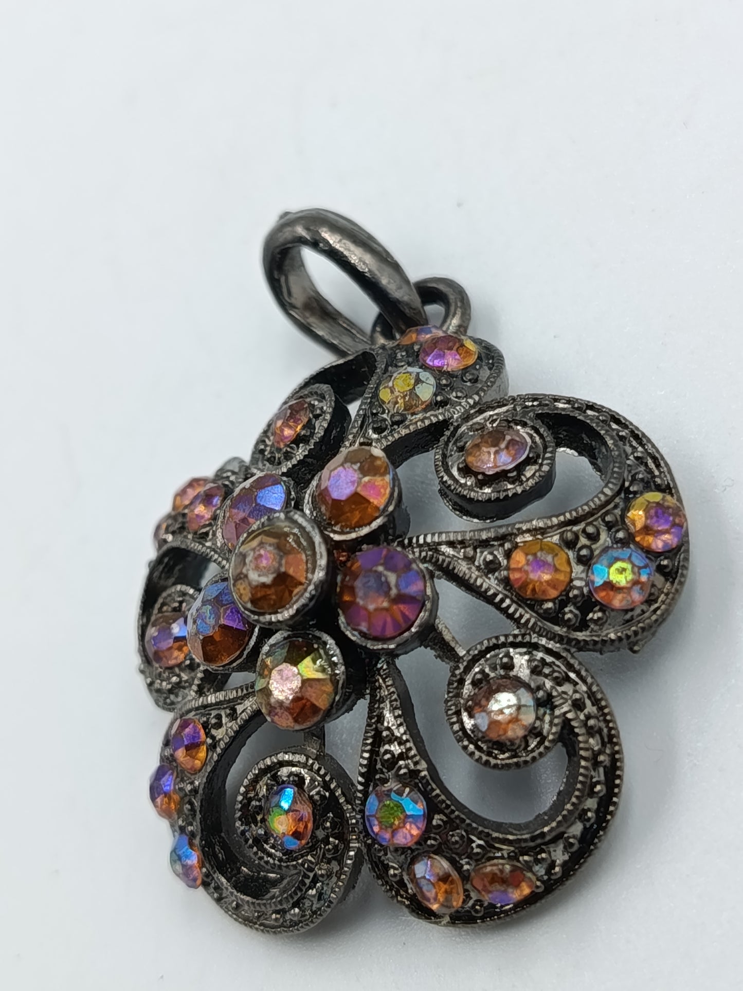 Vintage-Anhänger mit bunten Strasssteinen im Blüten-Design