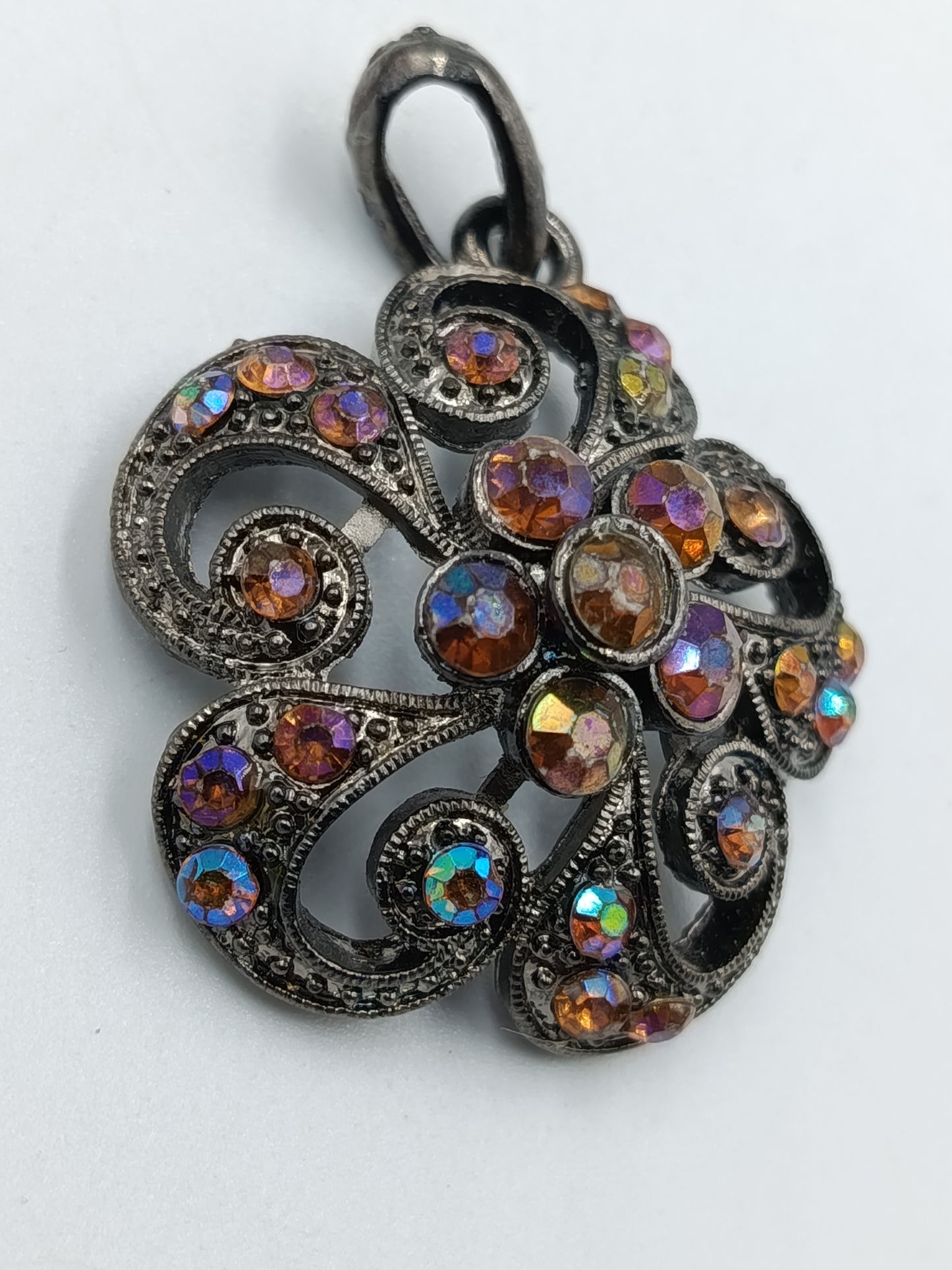 Vintage-Anhänger mit bunten Strasssteinen im Blüten-Design