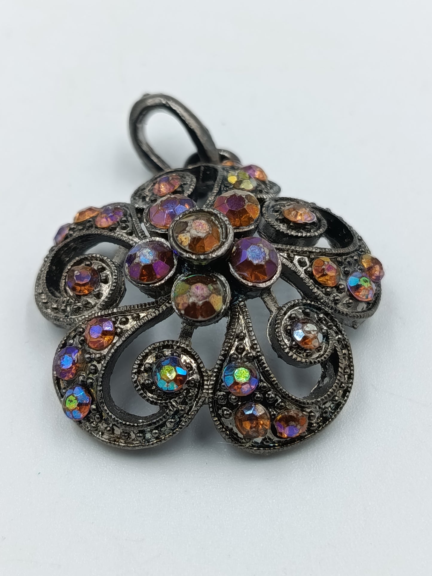 Vintage-Anhänger mit bunten Strasssteinen im Blüten-Design
