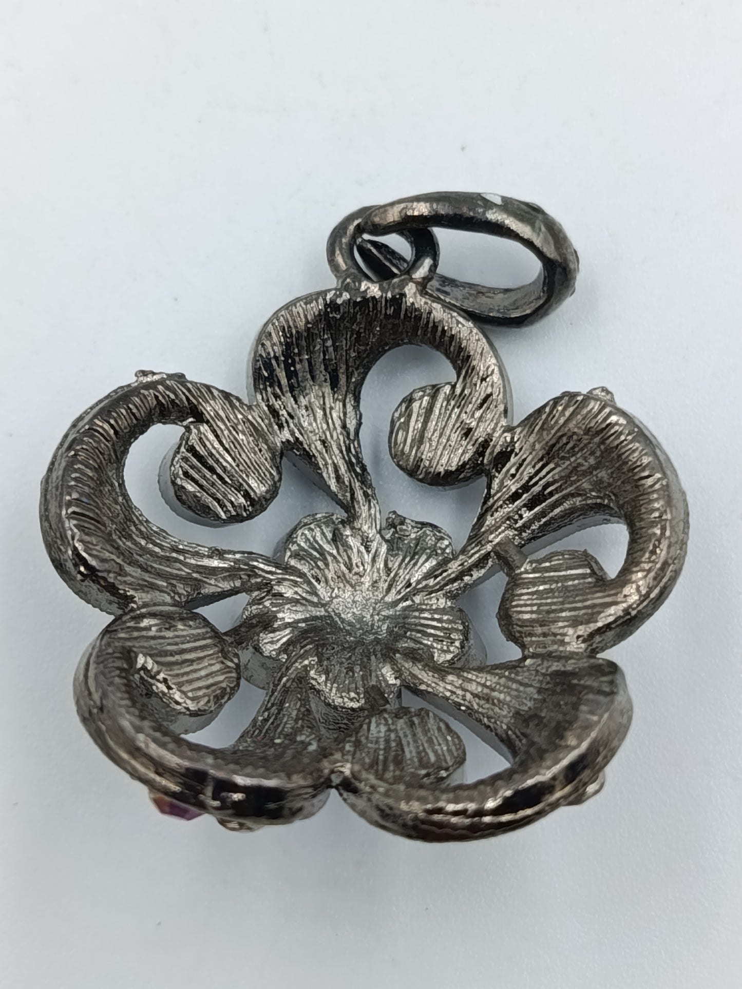 Vintage-Anhänger mit bunten Strasssteinen im Blüten-Design