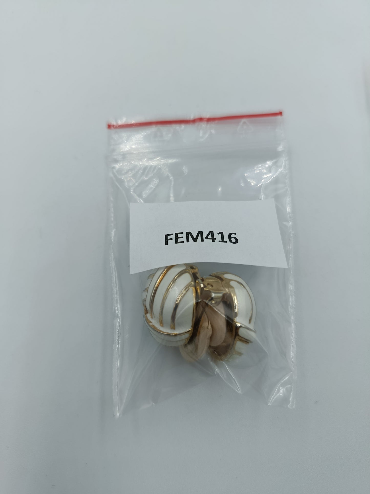 Elegante Clip-Ohrringe mit Emaille in Weiß-Gold