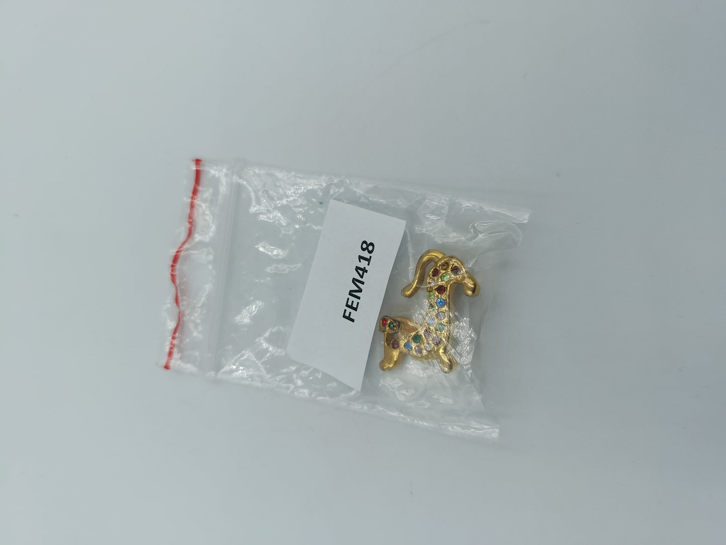 Goldfarbene Brosche „Dackel“ mit bunten Strasssteinen