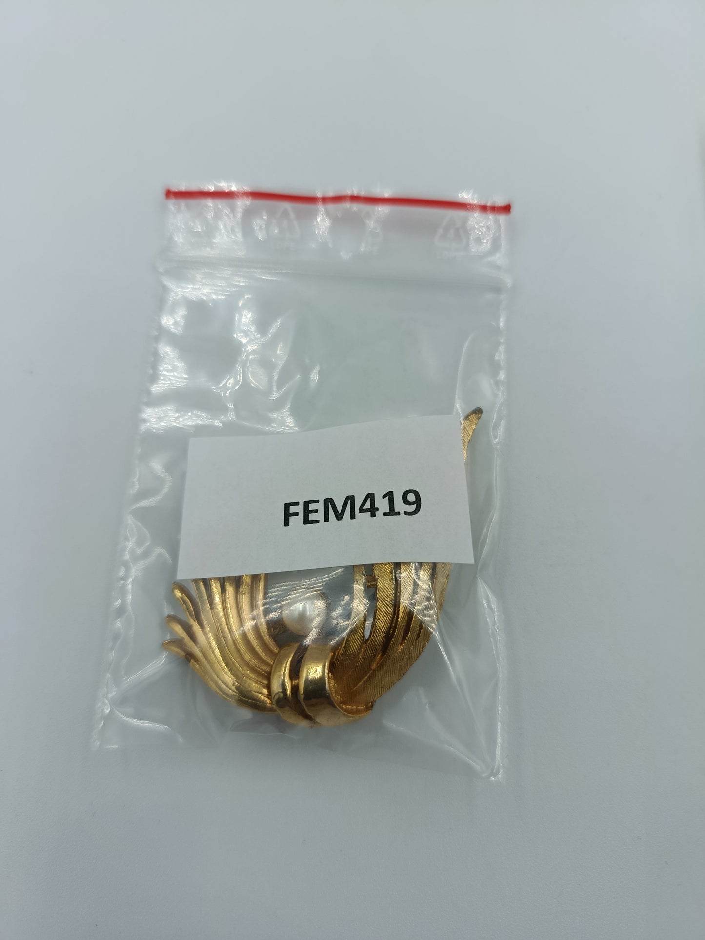 Goldfarbene Brosche im Blätter-Design mit Perle