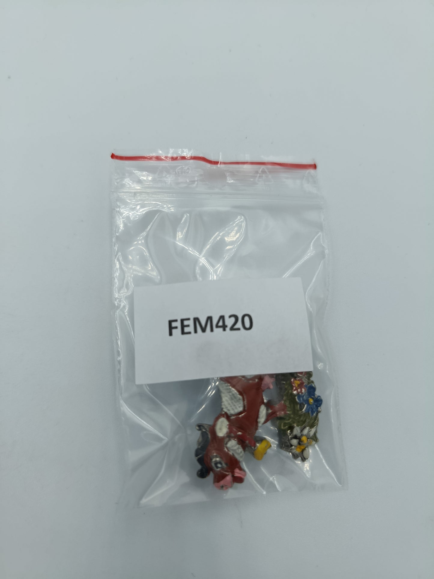 Farbenfrohe Kuh-Brosche mit Blumenmotiv