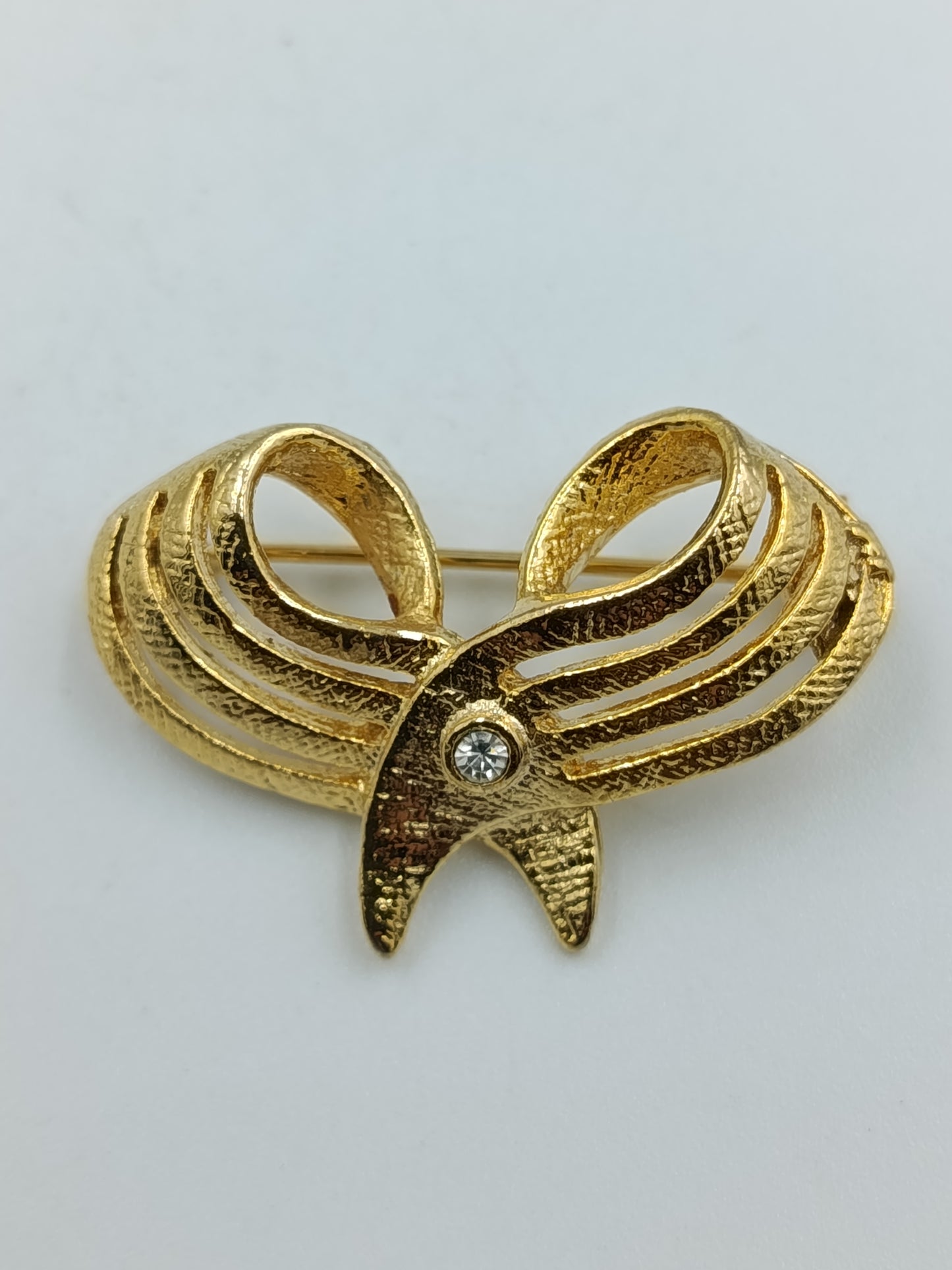 Elegante goldfarbene Brosche mit Strassakzent