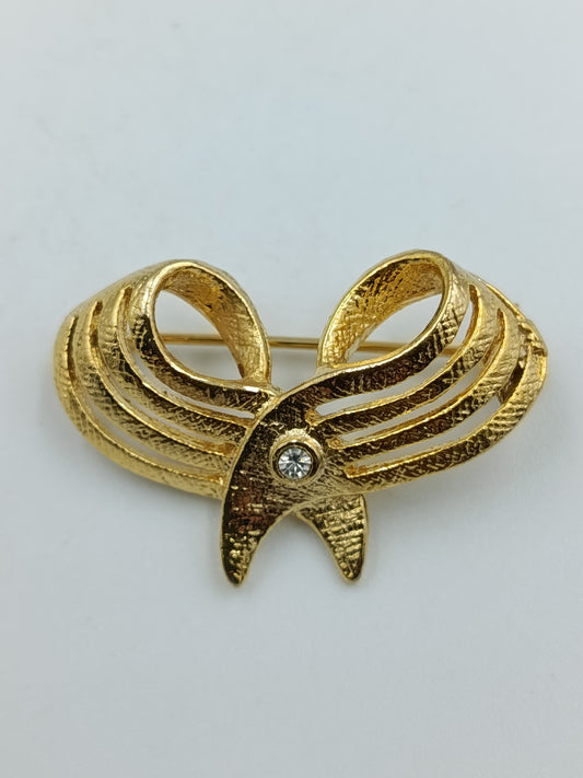 Elegante goldfarbene Brosche mit Strassakzent