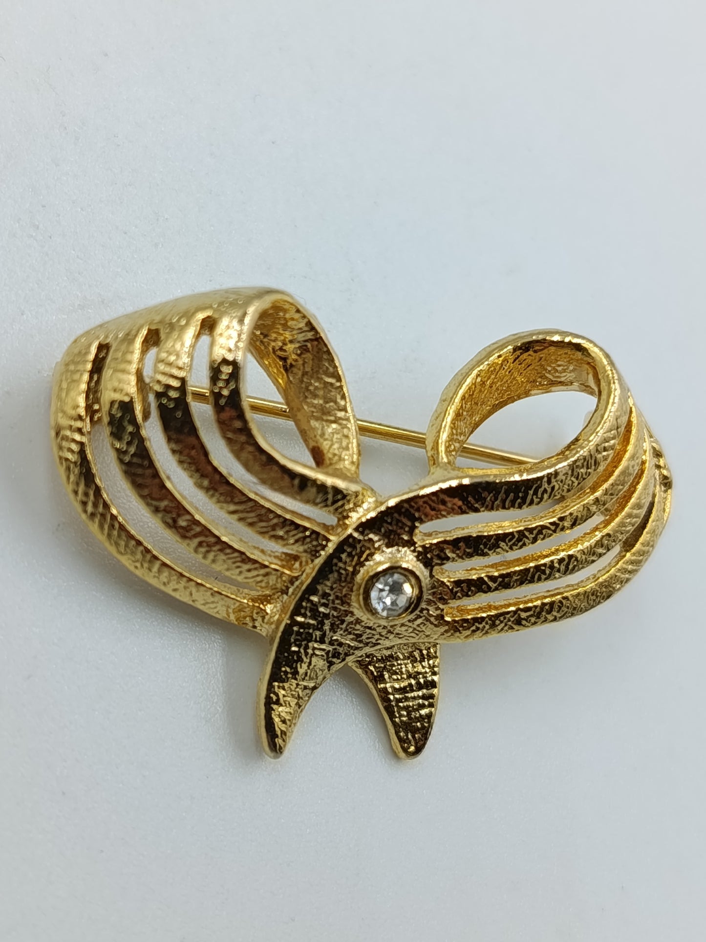 Elegante goldfarbene Brosche mit Strassakzent