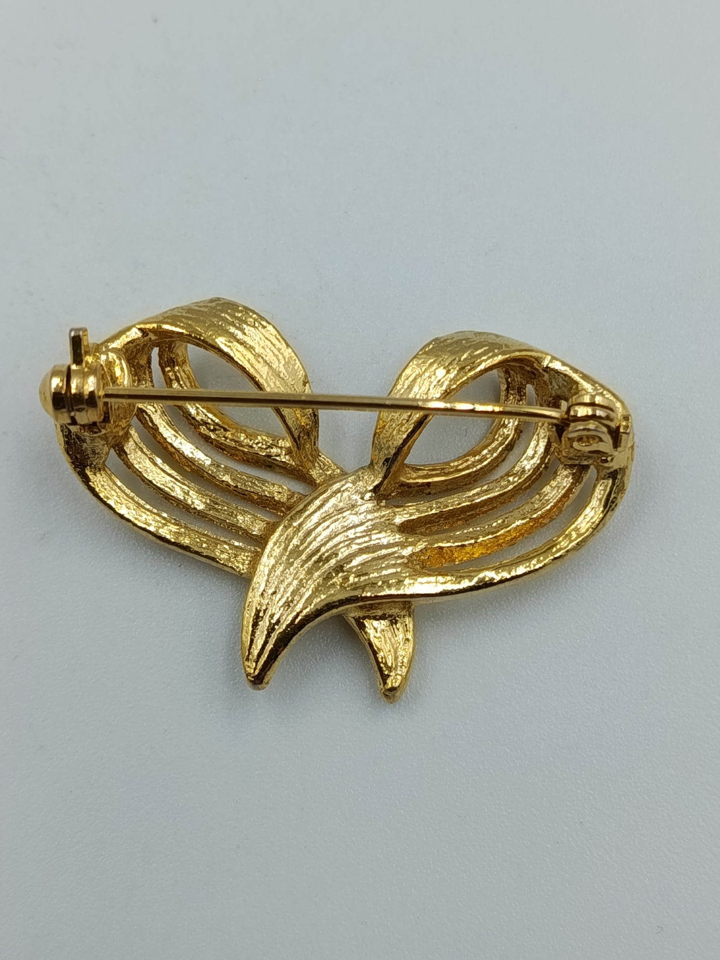 Elegante goldfarbene Brosche mit Strassakzent