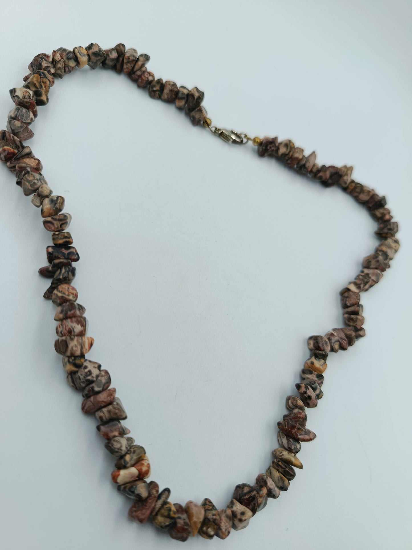 Halskette aus Natursteinen