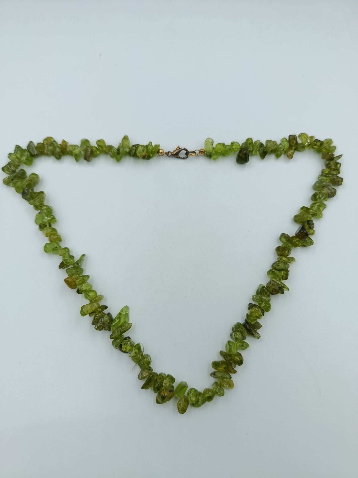 Halskette aus grünen Naturstein-Splittern