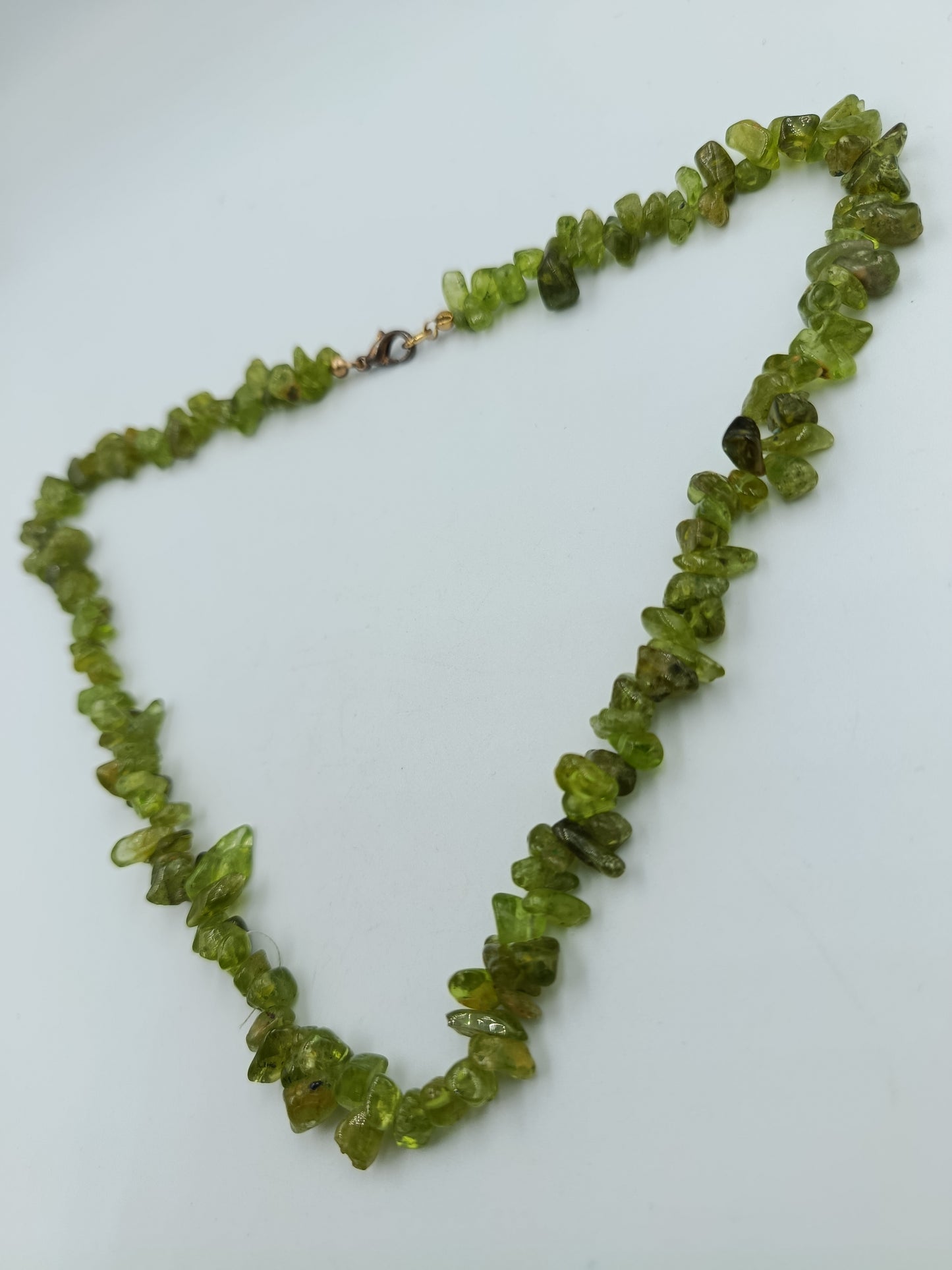 Halskette aus grünen Naturstein-Splittern