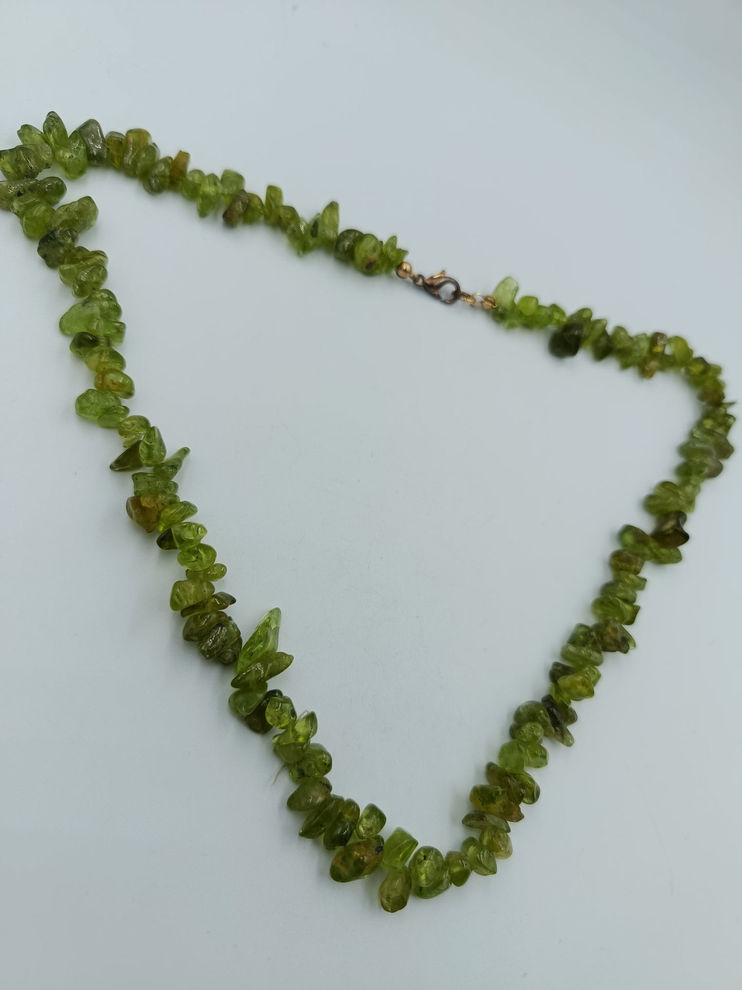 Halskette aus grünen Naturstein-Splittern