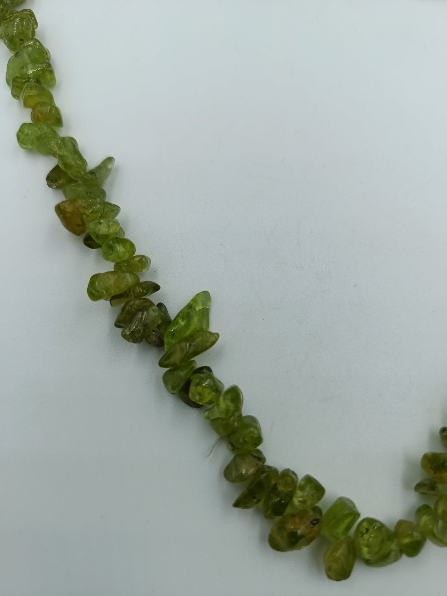 Halskette aus grünen Naturstein-Splittern