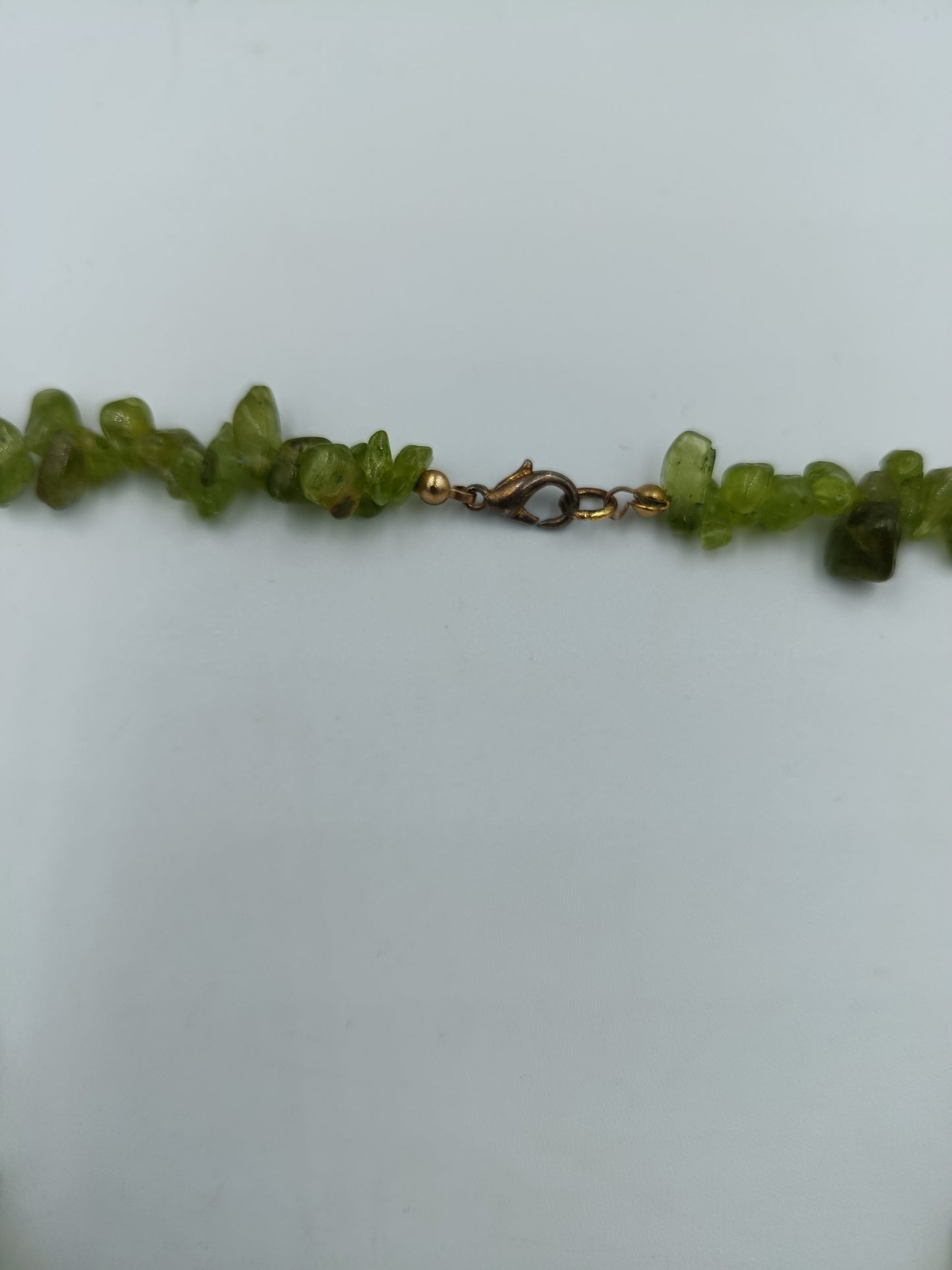 Halskette aus grünen Naturstein-Splittern