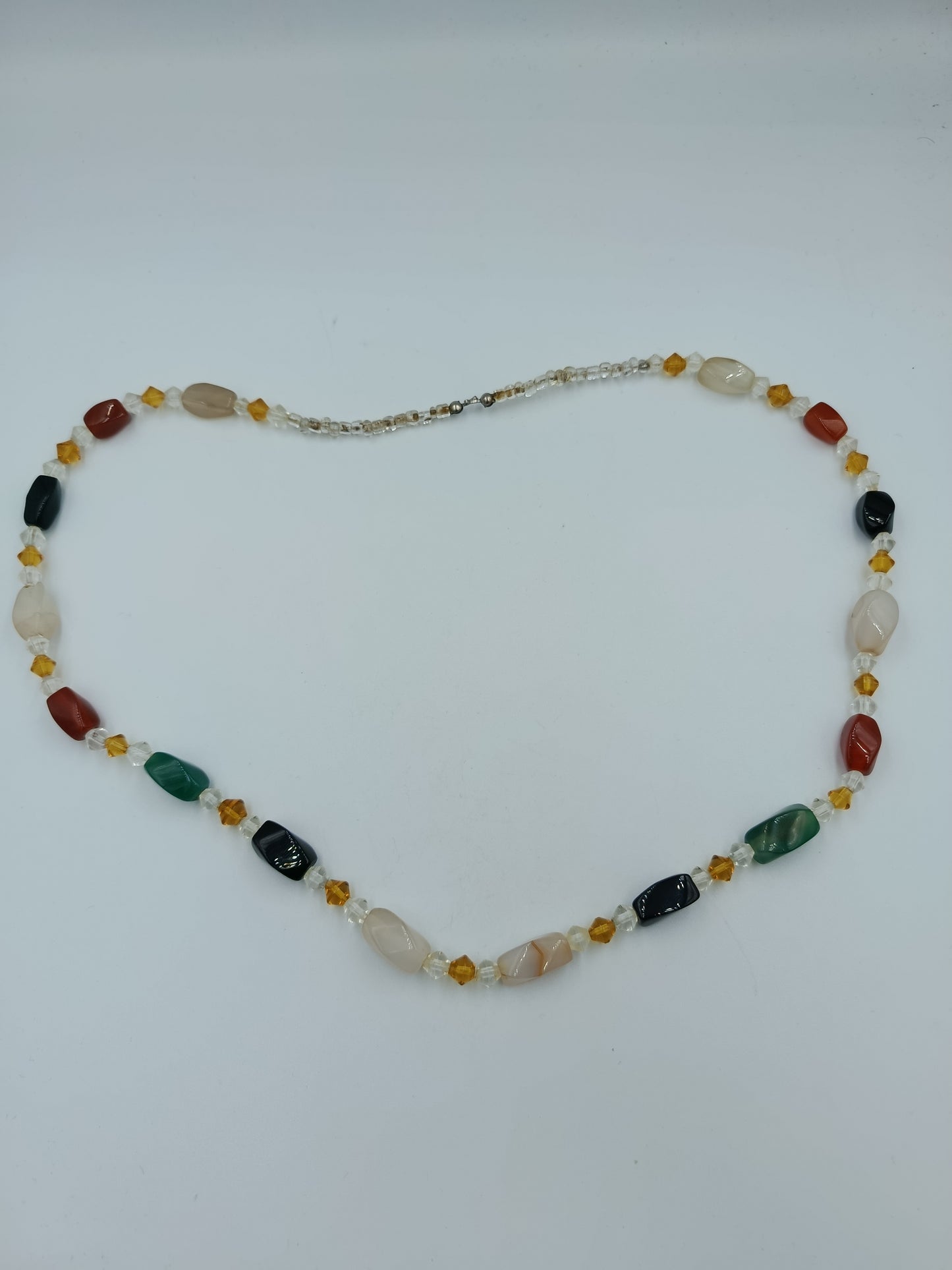 Lange Kette mit bunten Schmucksteinen