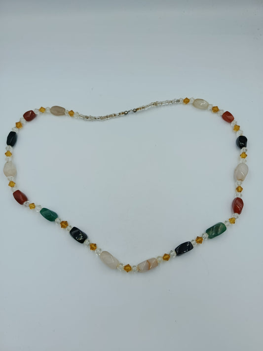 Lange Kette mit bunten Schmucksteinen