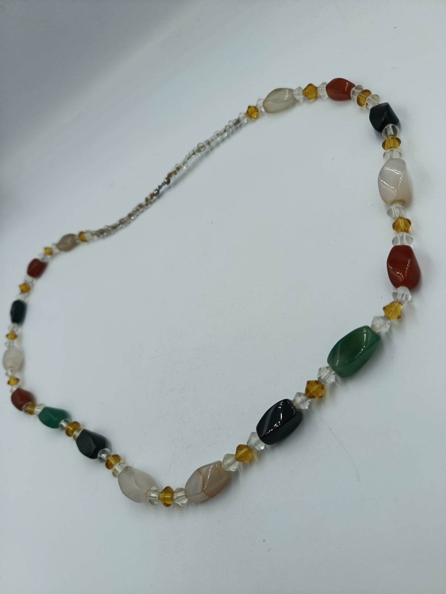 Lange Kette mit bunten Schmucksteinen