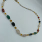 Lange Kette mit bunten Schmucksteinen