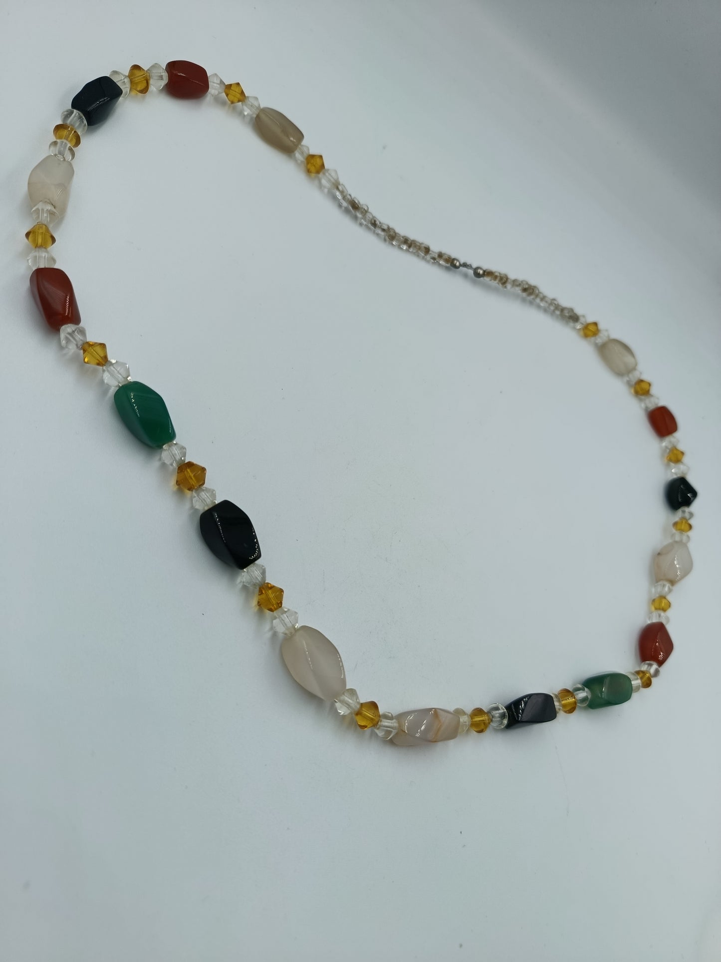 Lange Kette mit bunten Schmucksteinen