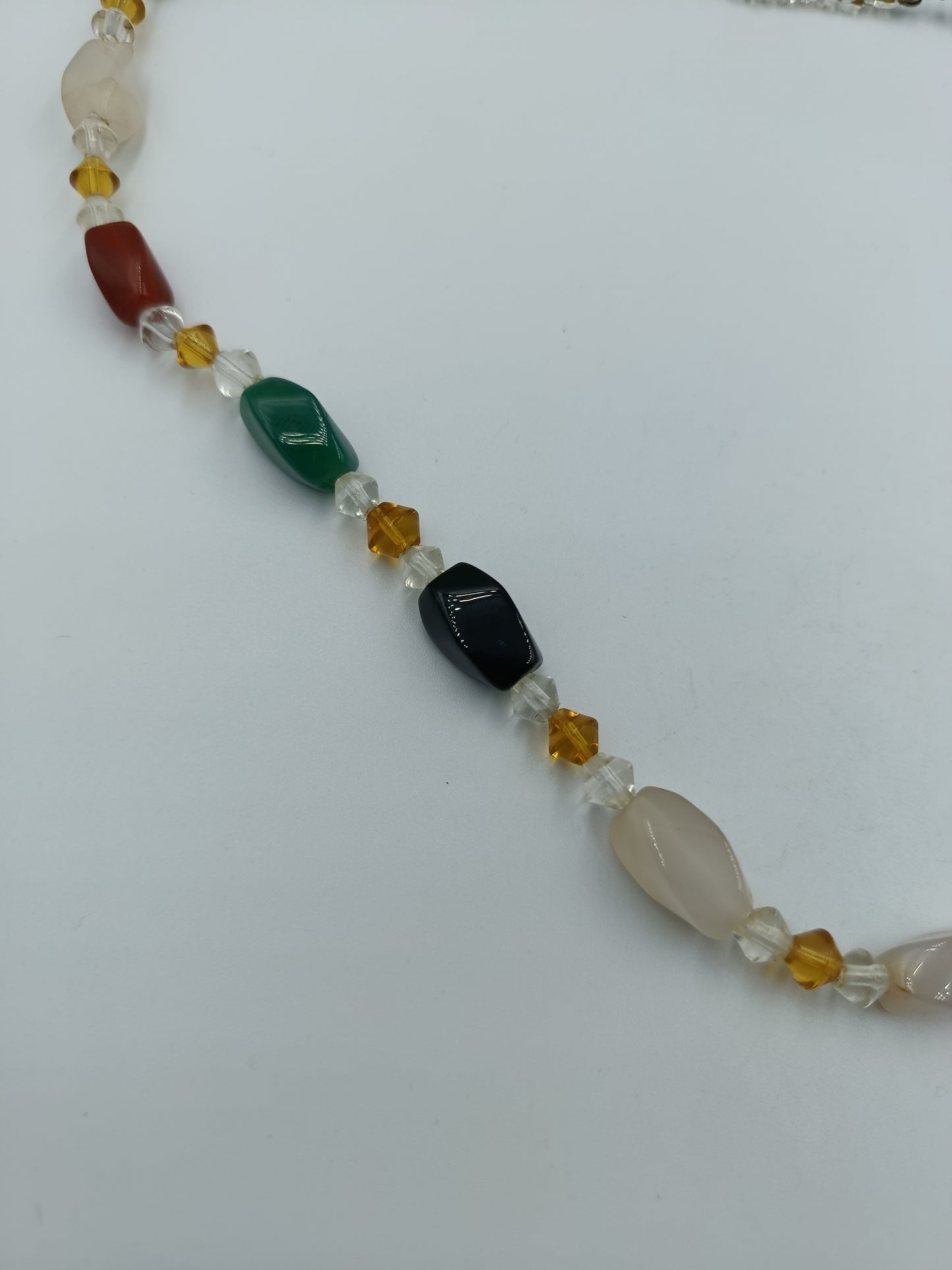 Lange Kette mit bunten Schmucksteinen