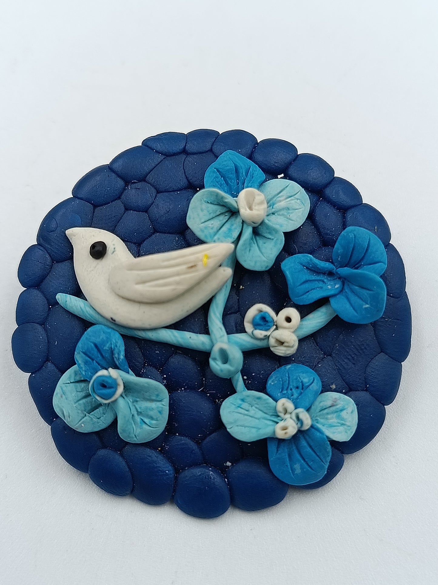 Handgefertigte Brosche mit Vogel- &amp; Blütendekor