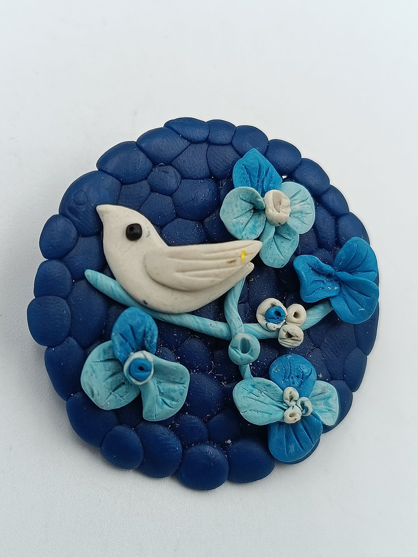 Handgefertigte Brosche mit Vogel- &amp; Blütendekor