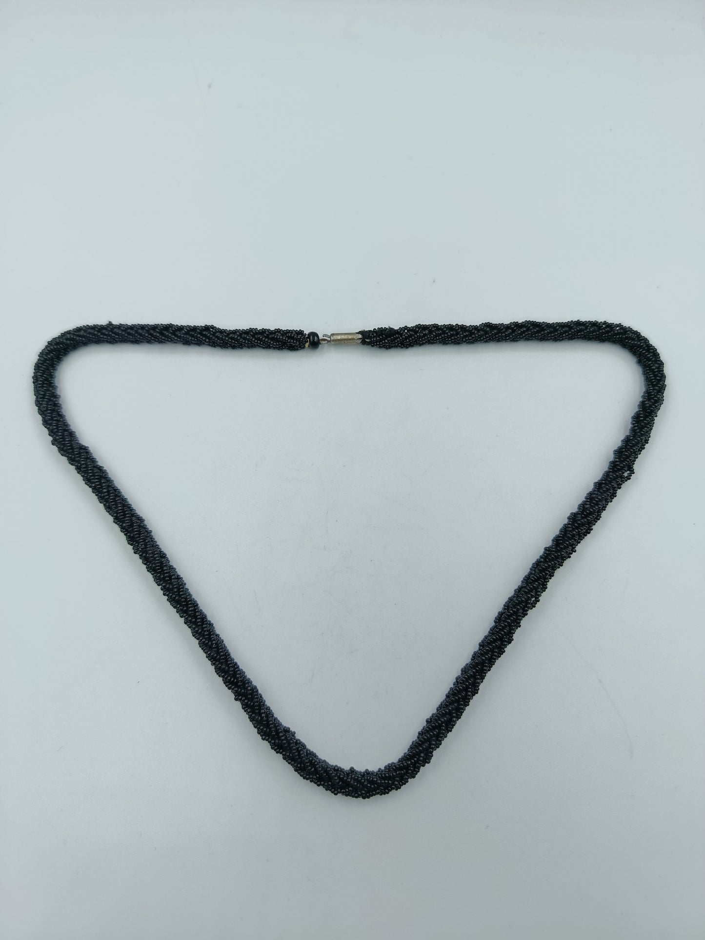 Schwarze Glasperlenkette im Twist-Design