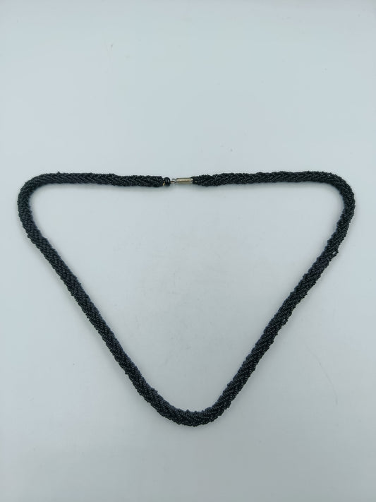Schwarze Glasperlenkette im Twist-Design