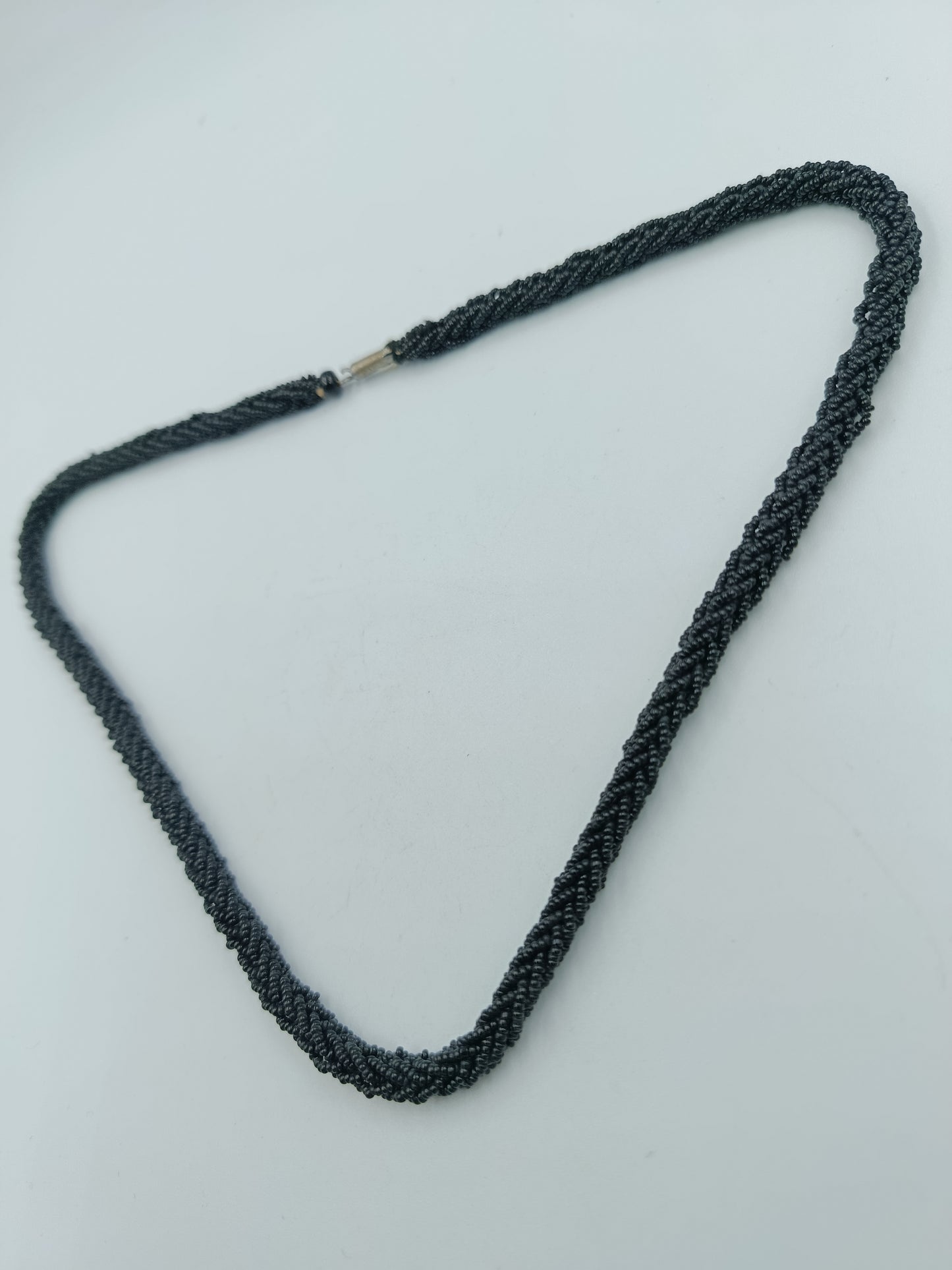 Schwarze Glasperlenkette im Twist-Design