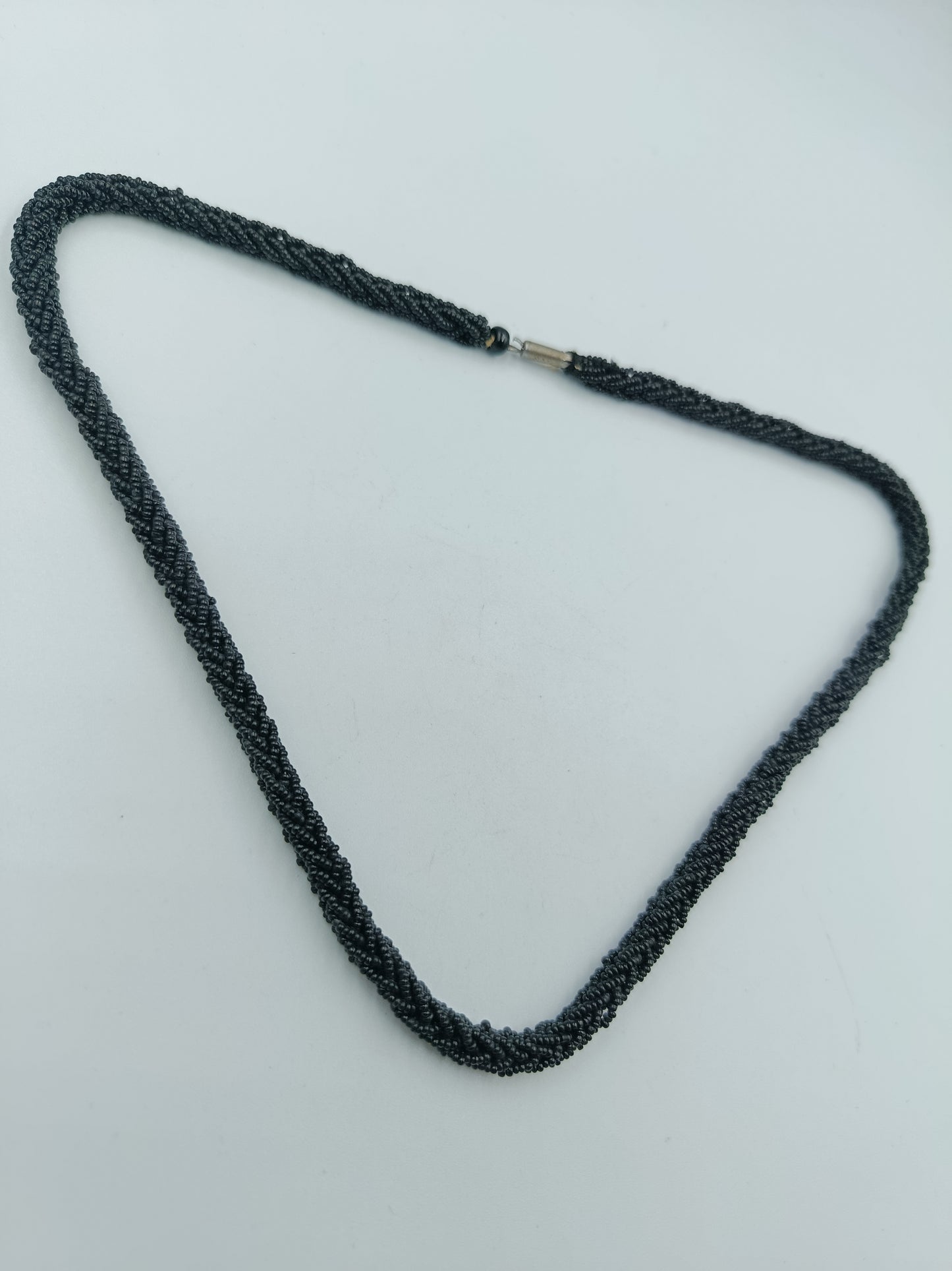 Schwarze Glasperlenkette im Twist-Design