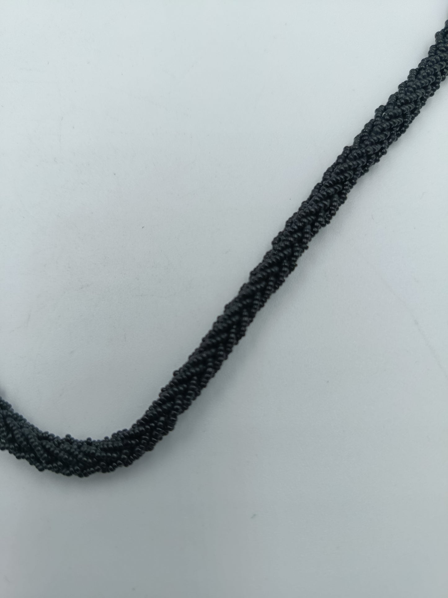 Schwarze Glasperlenkette im Twist-Design